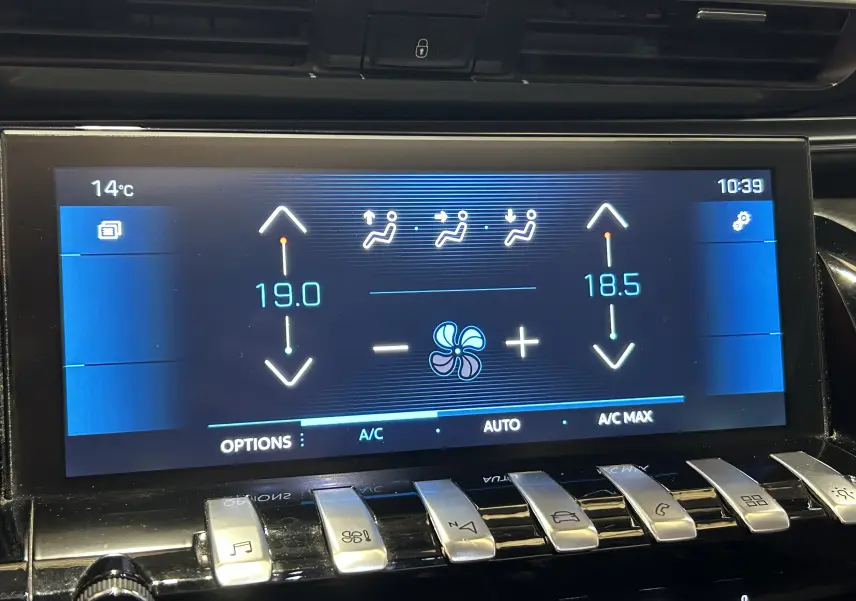 Écran tactile de la climatisation avec réglage bi-zone sur Peugeot 508 SW gris Platinium, vue intérieure frontale.