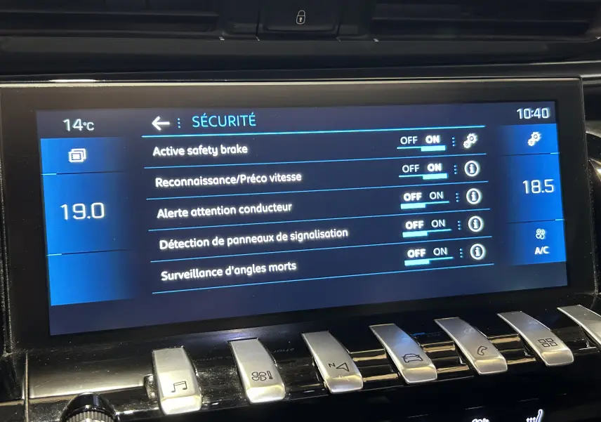 Écran tactile intérieur de la Peugeot 508 SW gris Platinium affichant les réglages de sécurité activés.