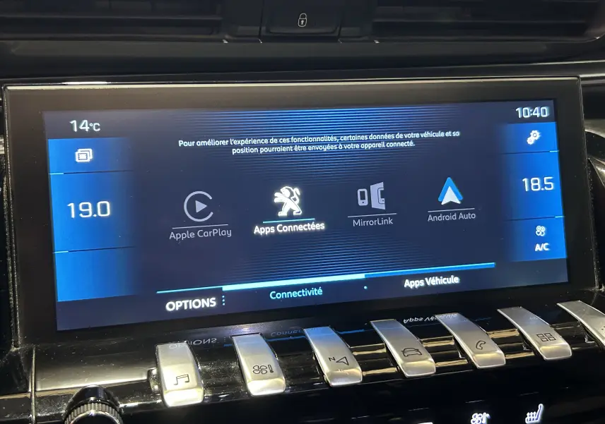 Écran tactile central du tableau de bord de la Peugeot 508 SW, affichant les options Apple CarPlay et Android Auto.