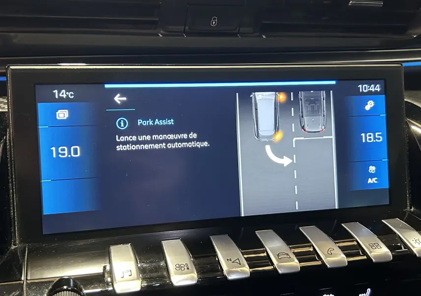 Écran tactile intérieur du Peugeot 508 SW affichant l'assistance au stationnement avec vue de dessus du véhicule en gris Platinium.