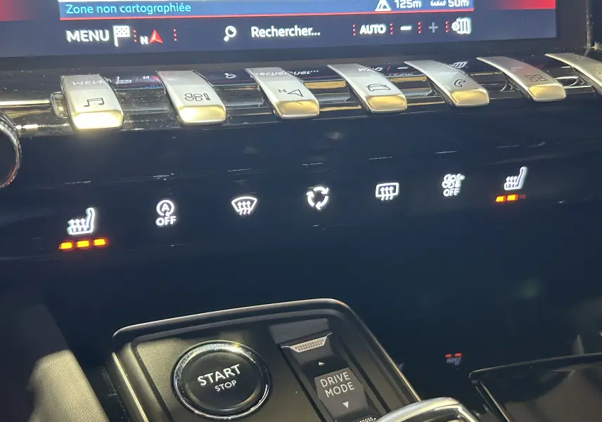 Gros plan sur la console centrale du Peugeot 508 SW gris, montrant les commandes tactiles et le bouton start/stop.