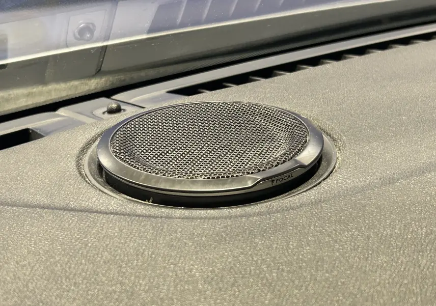 Gros plan sur le haut-parleur Focal intégré au tableau de bord gris d’une Peugeot 508 SW 2019.