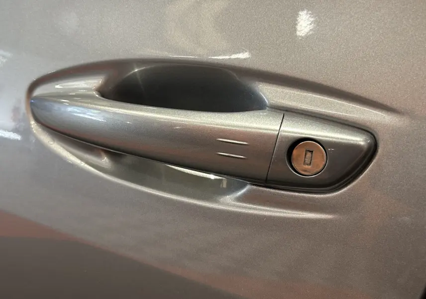 Poignée de porte avant droite gris Platinium de Peugeot 508 SW BlueHDi 2019 avec serrure intégrée.