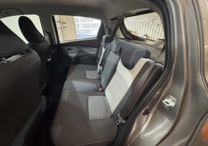 Vue intérieure côté droit sur la banquette arrière bi-ton gris clair et foncé de la Toyota Yaris 1.5 VVT-I Hybrid 2019.