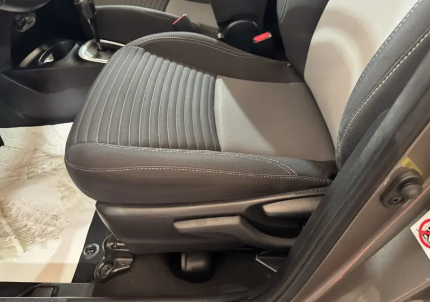 Vue rapprochée du siège avant droit gris foncé de la Toyota Yaris 1.5 VVT-I Hybrid 2019 avec levier de boîte auto visible.