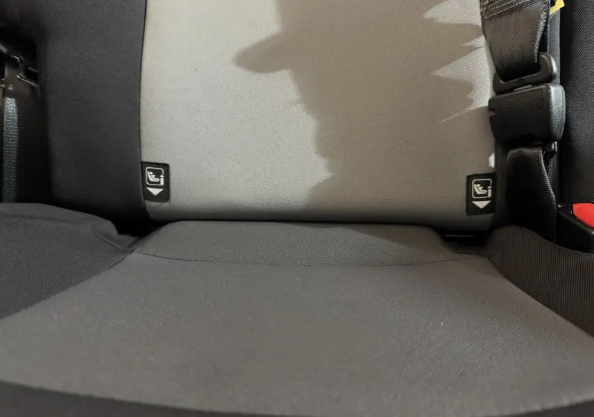 Gros plan sur la banquette arrière grise de la Toyota Yaris 1.5 VVT-I Hybrid 2019 avec ceintures et fixation Isofix visibles.