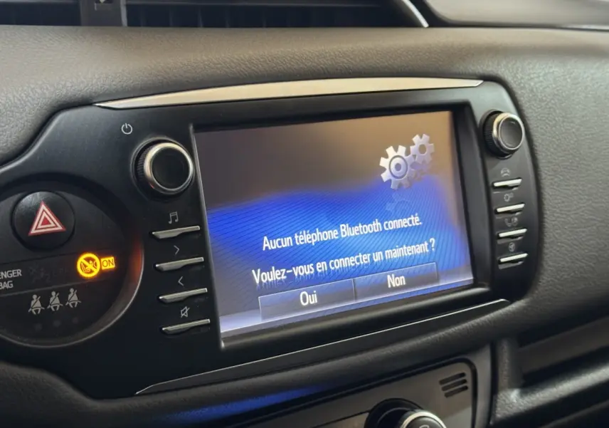 Écran tactile central de la Toyota Yaris 2019 affichant un message Bluetooth, vue rapprochée du tableau de bord noir.