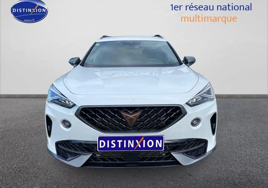 Vue frontale d'un CUPRA Formentor blanc 2023 avec calandre noire et logo cuivre, sur fond neutre.