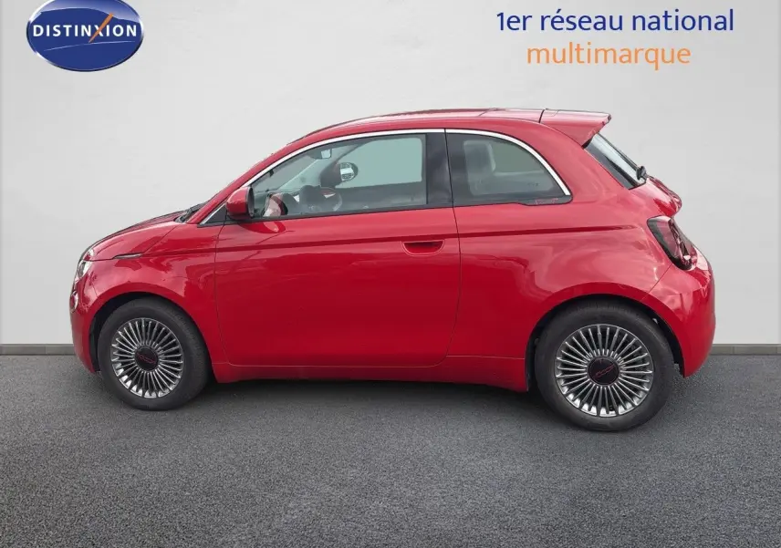 Profil droit d'une FIAT 500e rouge électrique 2024 avec jantes classiques et toit arrondi compact.