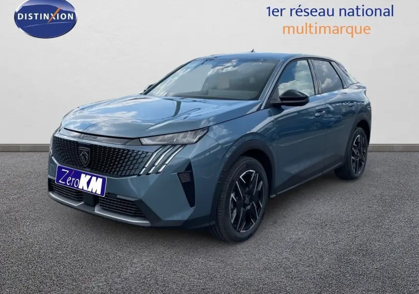 Peugeot 3008 Hybrid 136ch Allure bleu Ingaro Metal en 3/4 avant droit avec calandre noire et jantes noires.