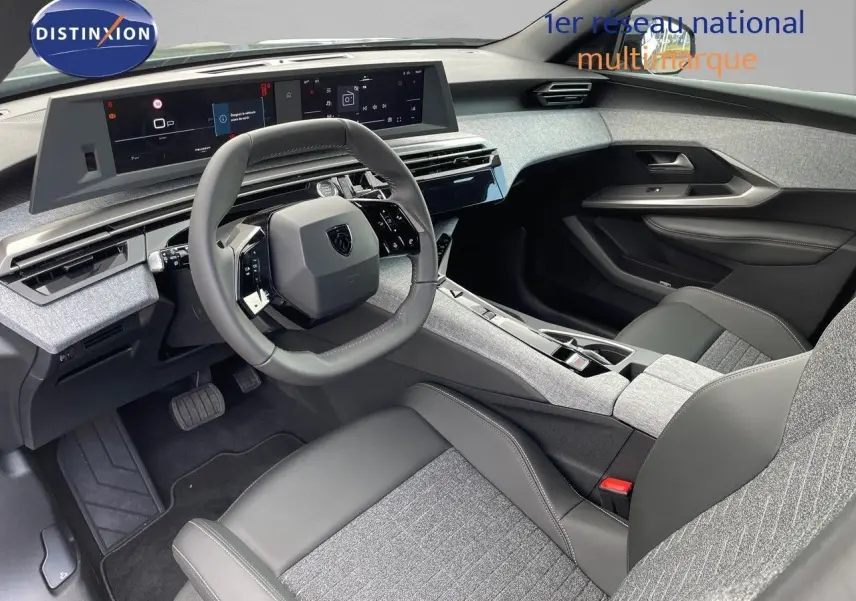 Intérieur du Peugeot 3008 Hybrid 2025 vu côté conducteur, avec tableau de bord numérique et sellerie gris clair et noir.