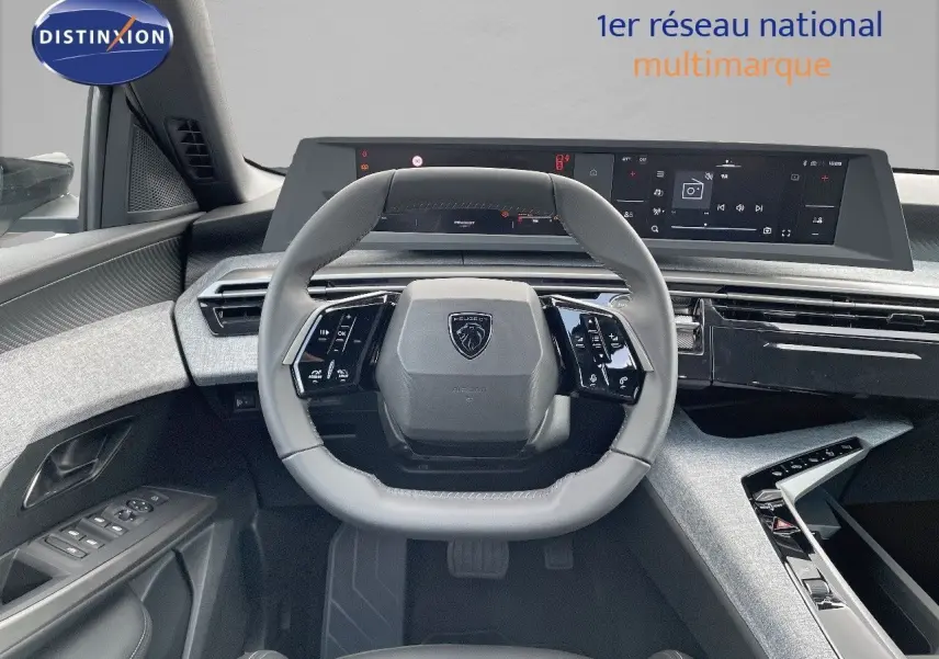 Vue intérieure frontale du volant gris clair et du tableau de bord numérique du Peugeot 3008 Hybrid 2025.