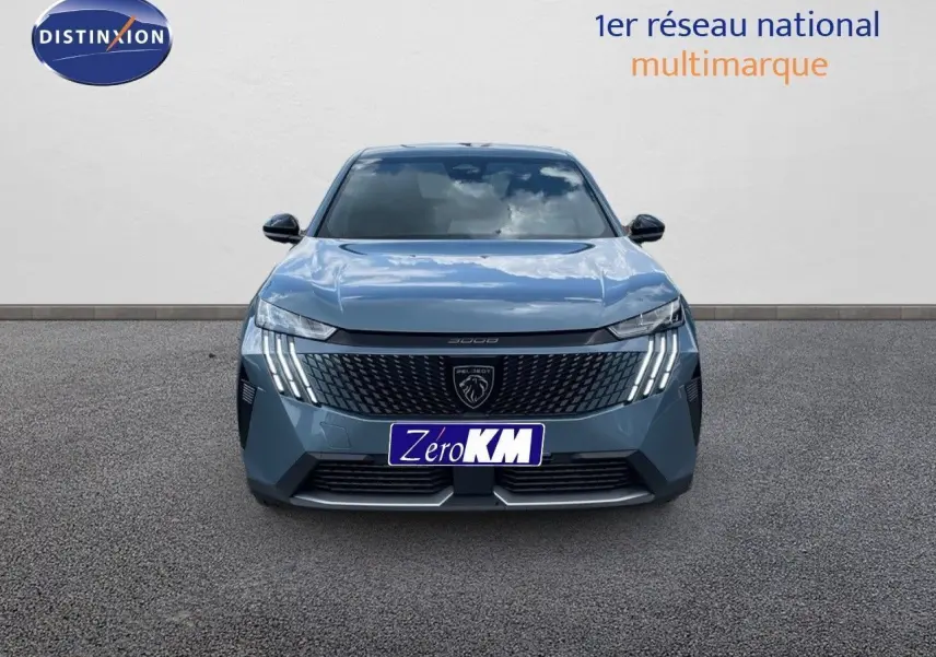 Vue de face d'un Peugeot 3008 Hybrid bleu Ingaro Metal avec calandre noire et feux LED en griffes distinctifs.