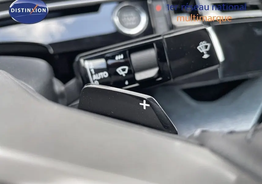 Gros plan sur la palette de changement de vitesse droite et la commande d'essuie-glace du Peugeot 3008 Hybrid 2025.