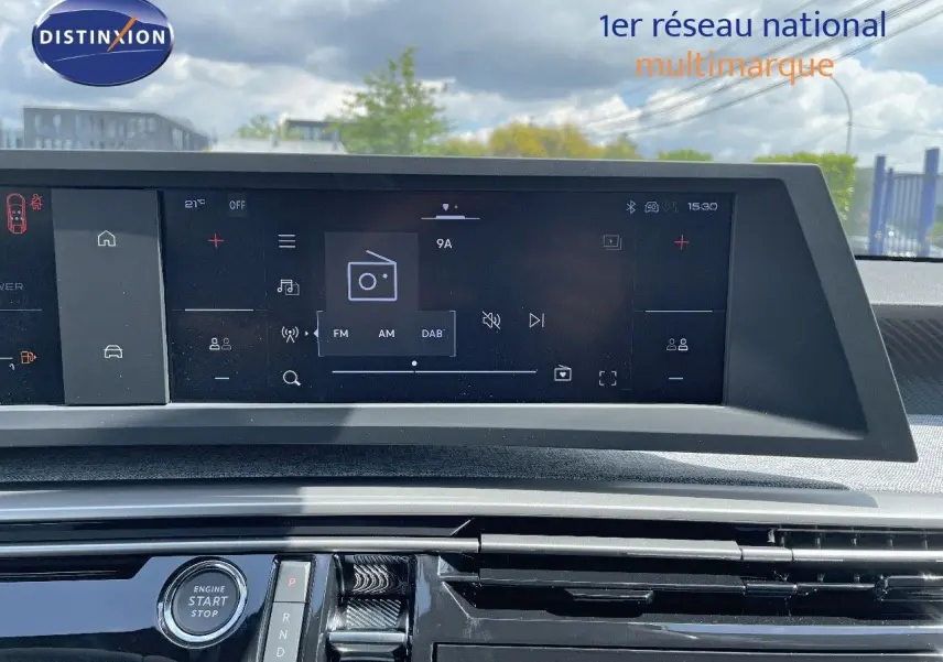 Tableau de bord moderne du Peugeot 3008 Hybrid 2025 avec écran tactile et bouton start/stop en vue frontale.