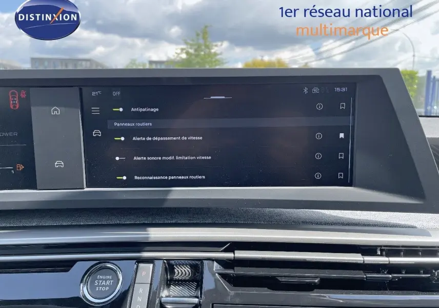 Vue intérieure du tableau de bord du Peugeot 3008 Hybrid 2025, avec écran tactile affichant les réglages d'assistance à la conduite.
