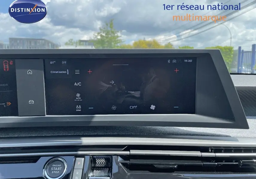 Vue rapprochée du tableau de bord du Peugeot 3008 Hybrid 2025 avec écran tactile et bouton start/stop.
