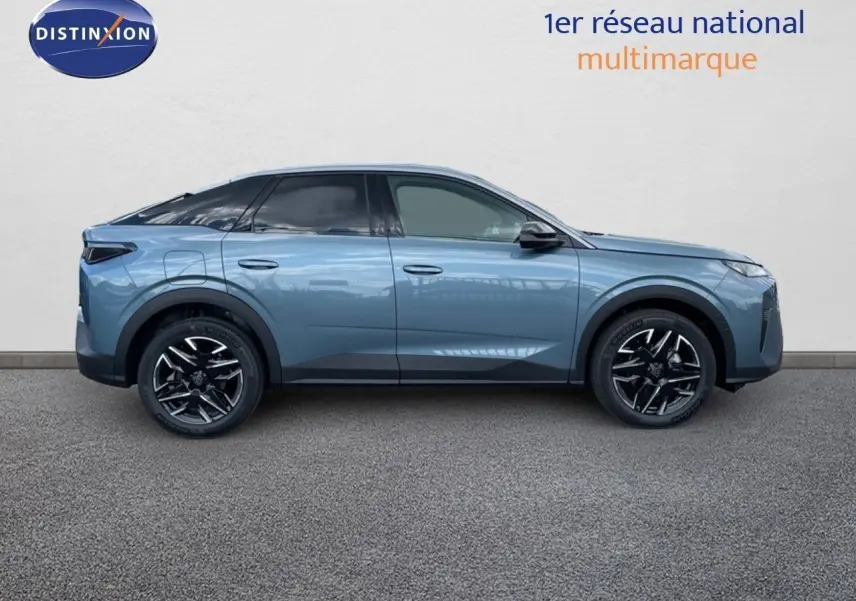 Profil côté droit du Peugeot 3008 Hybrid 136ch Allure bleu Ingaro Metal avec jantes noires et toit noir.