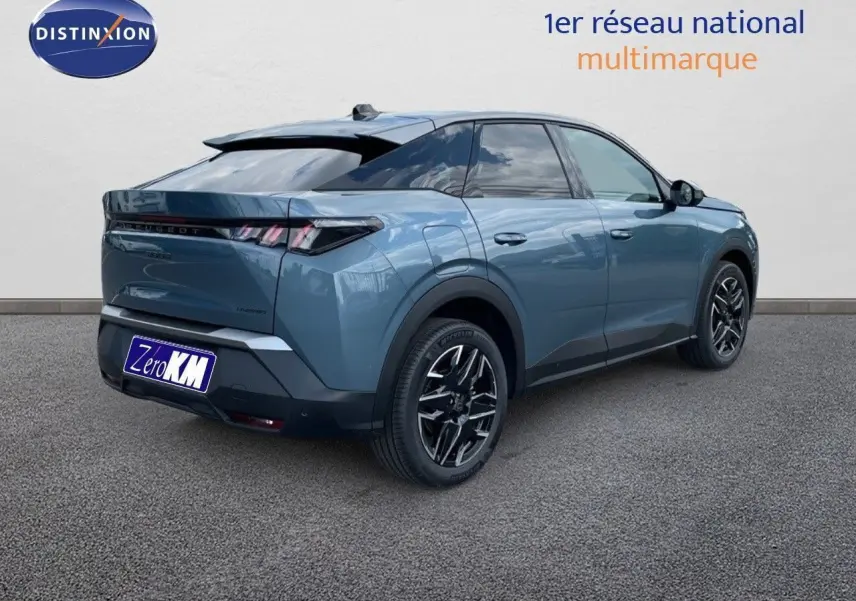Peugeot 3008 Hybrid 136ch bleu Ingaro métal en 3/4 arrière droit, avec jantes noires et toit noir contrasté.