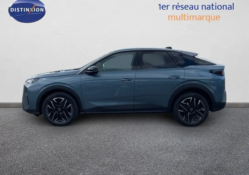 Peugeot 3008 Hybrid bleu Ingaro métal en profil côté gauche, avec jantes noires et toit noir contrasté.