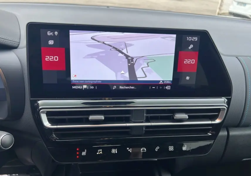 Écran tactile central affichant la navigation et la climatisation dans le tableau de bord du Citroën C5 Aircross Hybrid 2025.