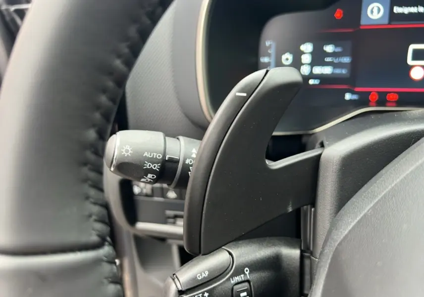 Gros plan sur la palette de changement de vitesse au volant du Citroën C5 Aircross Hybrid 145 gris platinium 2025.