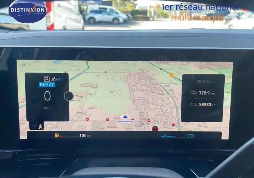 Écran tactile intérieur du Renault Austral blanc glacier 2023 affichant la navigation et les informations de conduite.
