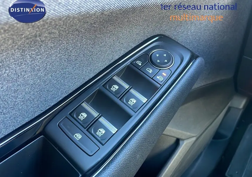 Panneau de commandes des vitres électriques côté gauche dans l'habitacle du Renault Austral blanc glacier 2023.