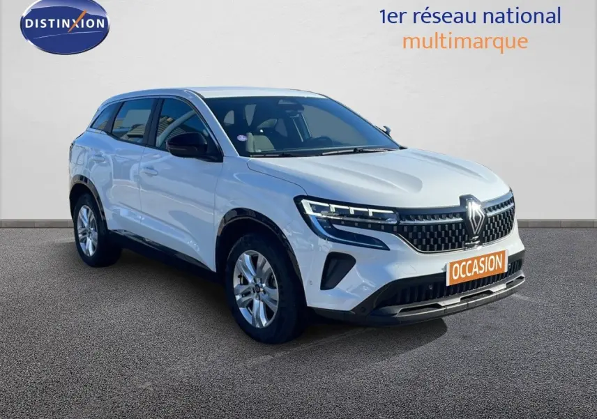 Renault Austral blanc glacier en 3/4 avant droit, mettant en valeur sa calandre distinctive et ses phares LED.