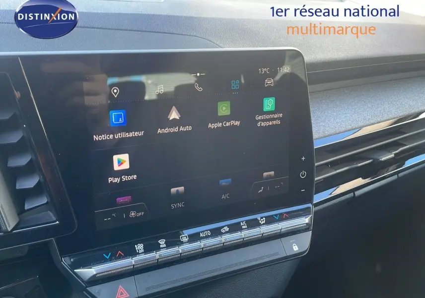 Écran tactile central affichant les options Android Auto et Apple CarPlay dans l'habitacle du Renault Austral blanc glacier 2023.