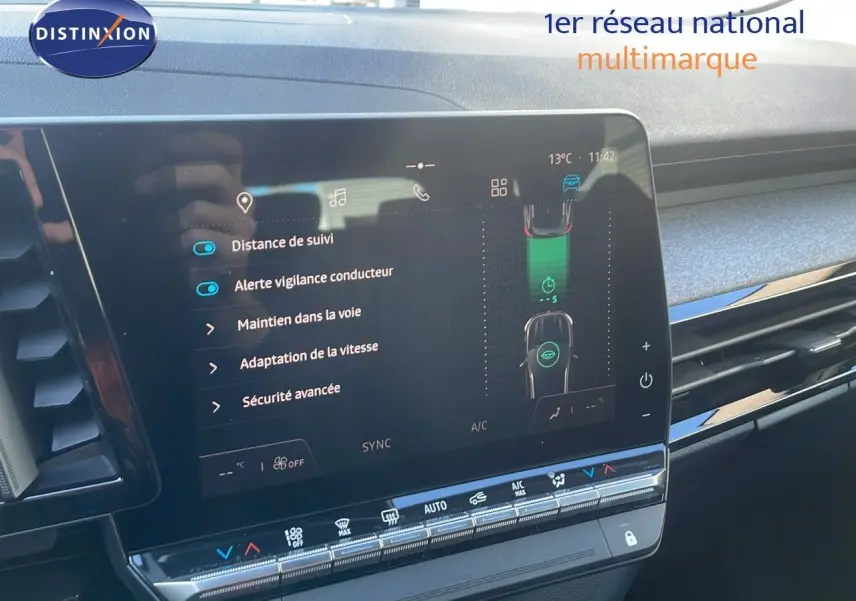 Écran tactile central du tableau de bord du Renault Austral blanc glacier 2023 affichant les aides à la conduite.