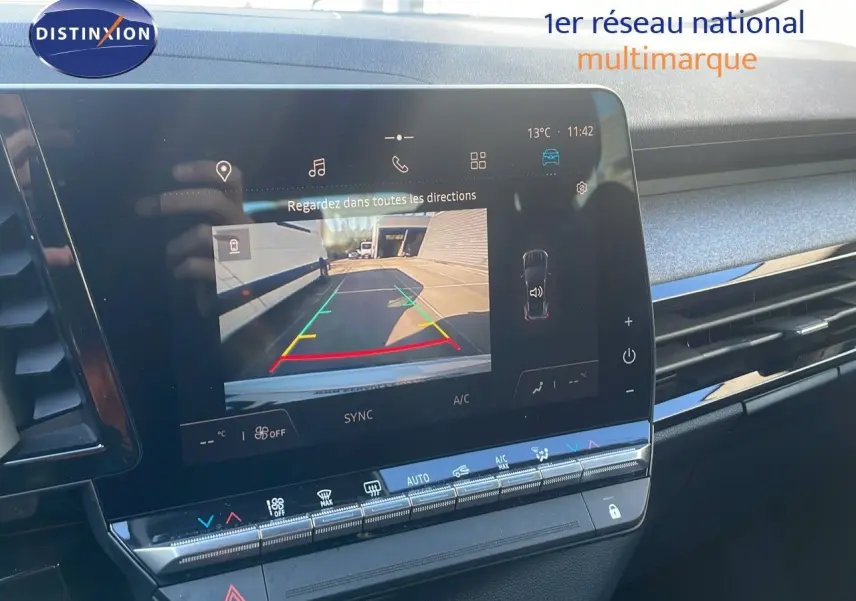 Écran tactile intérieur du Renault Austral blanc glacier 2023 montrant la caméra de recul avec guidage dynamique.