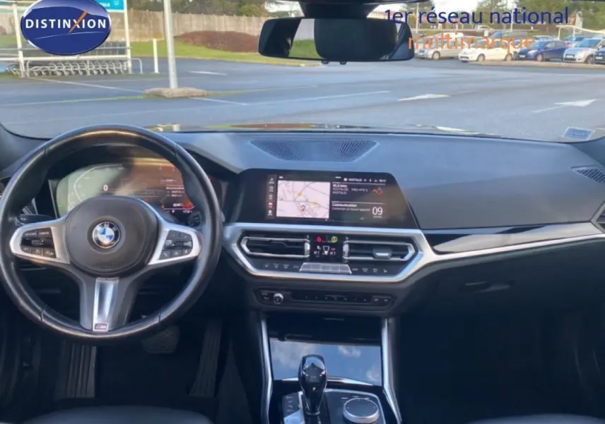 Vue intérieure frontale du tableau de bord et volant sport noir de la BMW Série 3 G20 318d Edition Sport 2019.