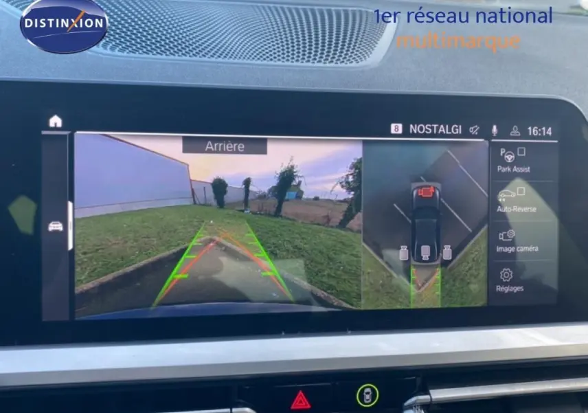 Écran de la BMW Série 3 G20 noir 2019 montrant la caméra de recul et l'aide au stationnement en vue arrière.