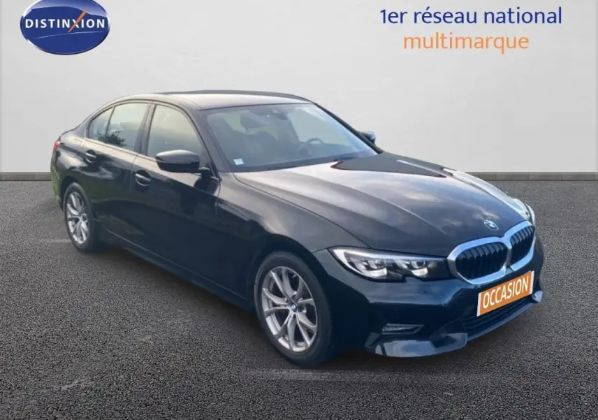 BMW Série 3 G20 318d noire vue 3/4 avant droit, avec jantes alliage 17 pouces et calandre chromée.