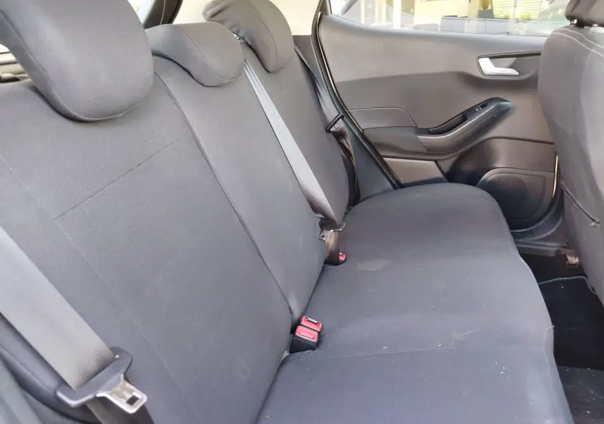 Vue intérieure côté droit des sièges arrière en tissu gris foncé de la Ford Fiesta 2019 version Titanium.