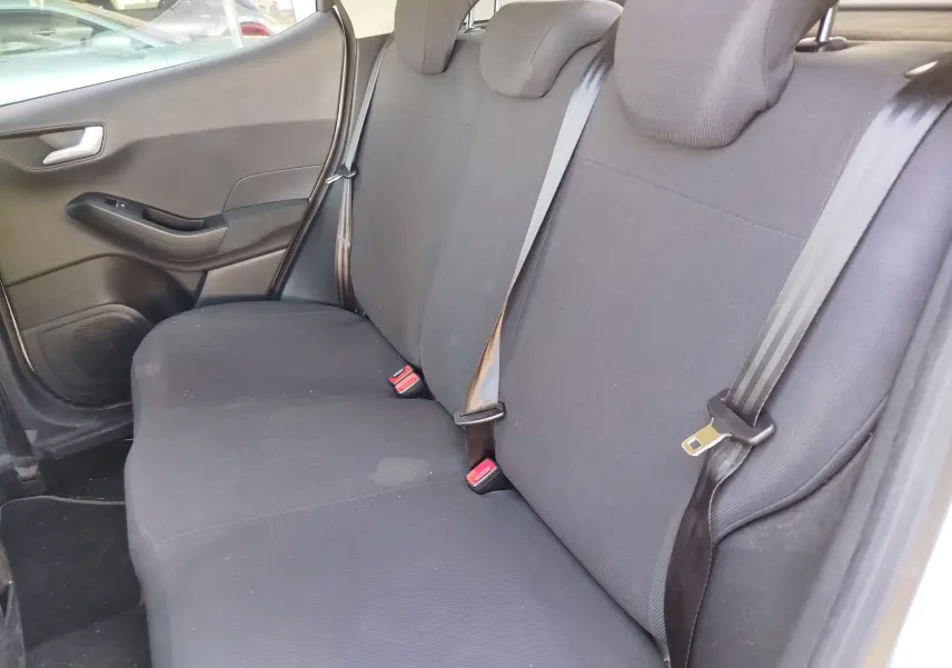 Vue intérieure côté droit des sièges arrière noirs d'une Ford Fiesta 2019, avec ceintures de sécurité visibles.