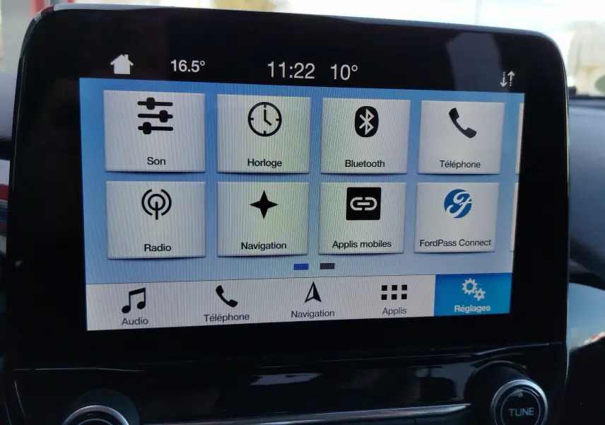 Écran tactile central de la Ford Fiesta 2019 affichant les options audio, téléphone, navigation et réglages.