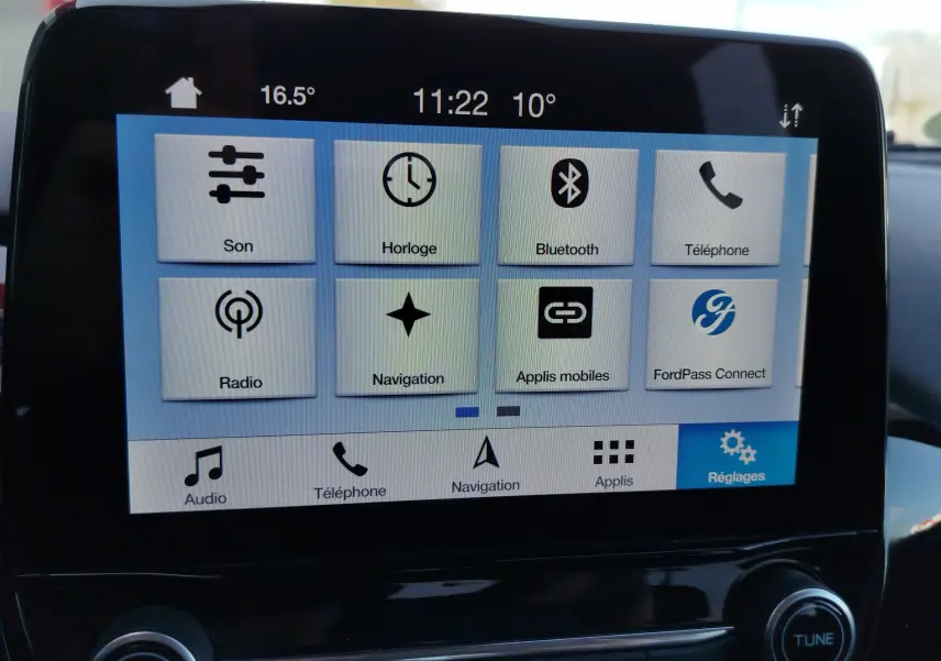 Écran tactile central de la Ford Fiesta gris lunaire 2019 affichant les options audio, téléphone, navigation et réglages.