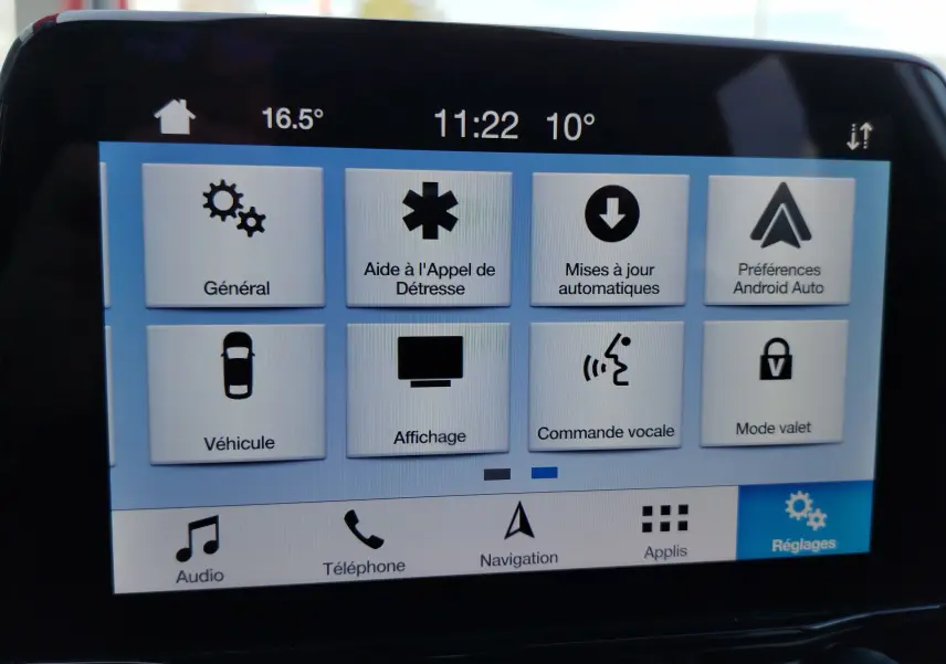 Écran tactile de la Ford Fiesta 2019 affichant le menu des réglages avec icônes claires sur fond bleu et blanc.