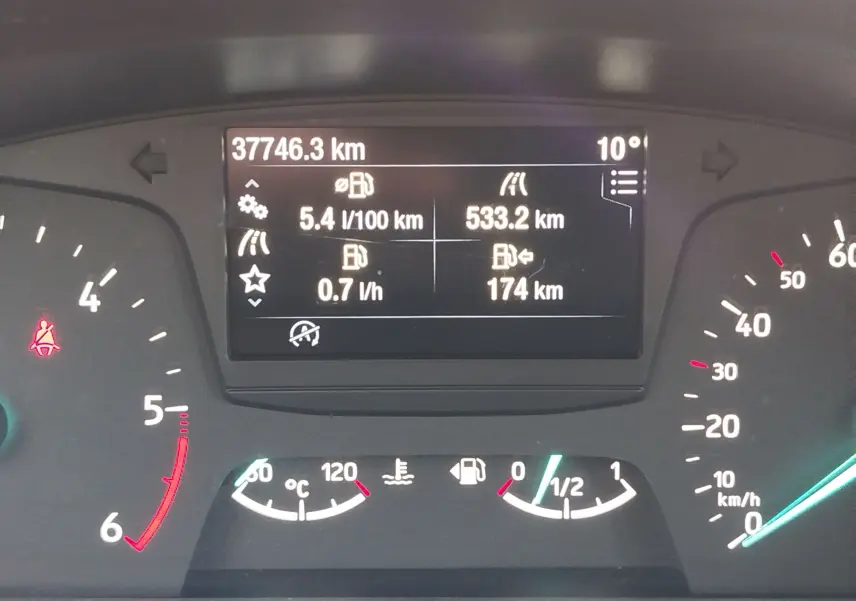 Tableau de bord de Ford Fiesta gris lunaire 2019, affichage digital central avec compteurs analogiques autour.