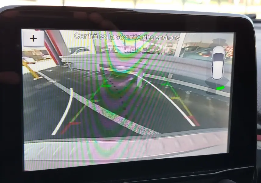 Vue de la caméra de recul de la Ford Fiesta gris lunaire, affichant les lignes de guidage et l'environnement arrière du véhicule.