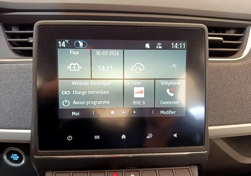 Écran tactile central affichant les fonctions électriques du Renault ZOE gris clair, vue intérieure frontale.