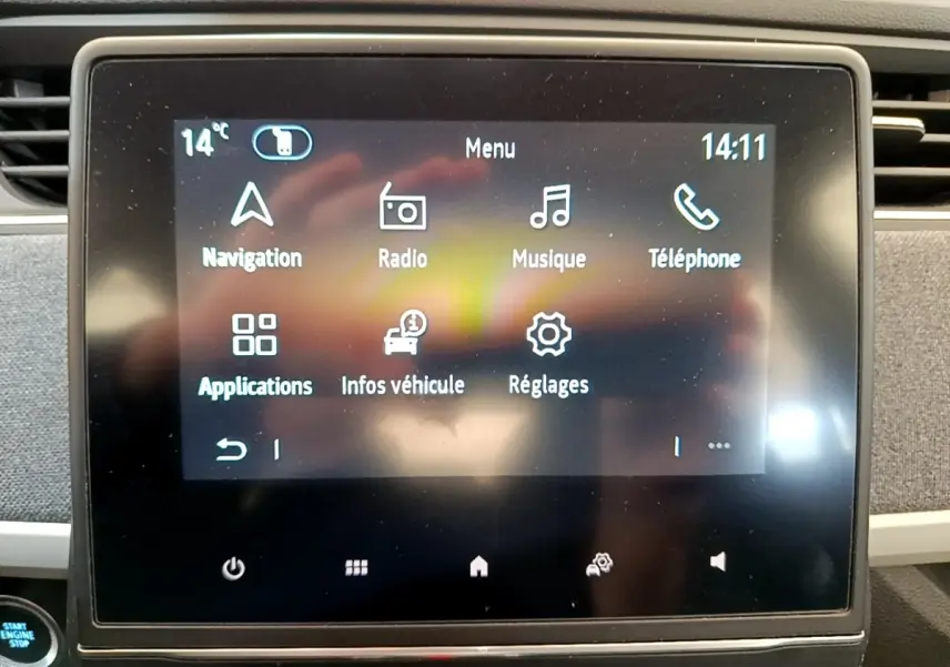 Écran tactile central de 17,8 cm de la Renault ZOE gris clair, affichant le menu principal multimédia.