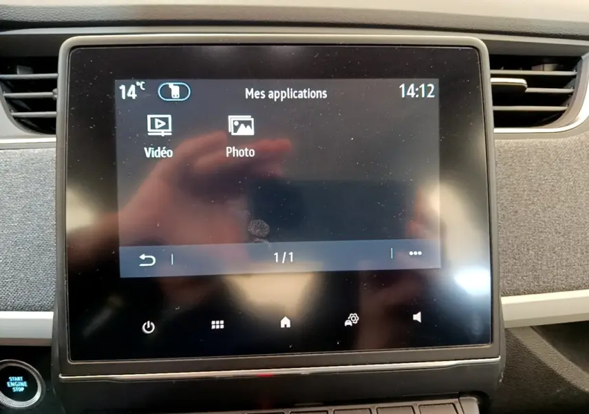 Écran tactile central affichant les applications vidéo et photo dans l’habitacle d’une Renault ZOE gris clair.