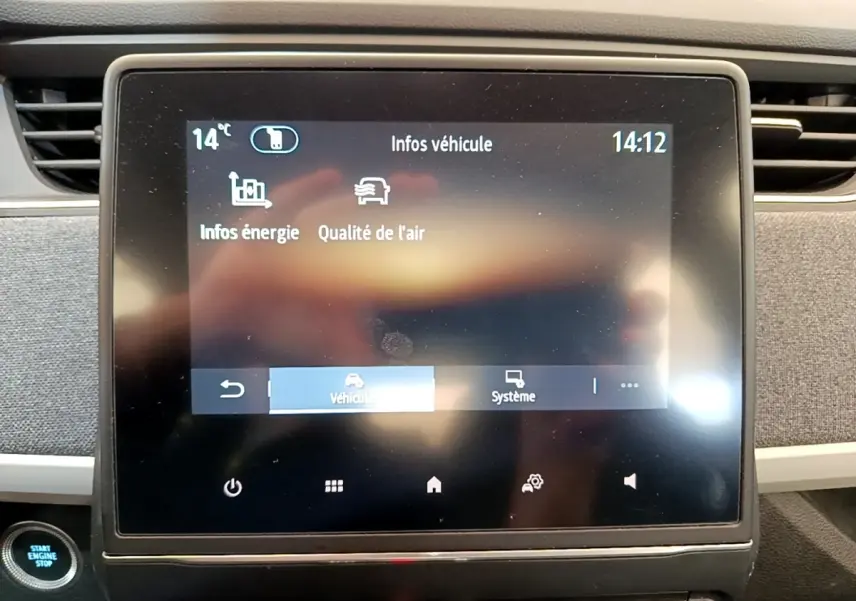 Écran tactile central affichant les infos véhicule d’une Renault ZOE gris clair, avec bouton démarrage visible à gauche.