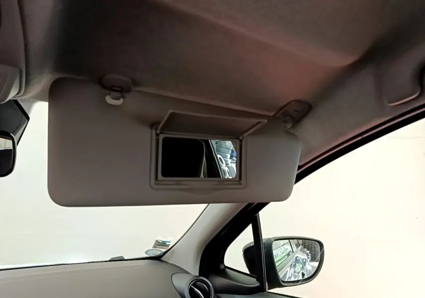 Vue intérieure côté conducteur du pare-soleil avec miroir ouvert dans une Renault ZOE gris clair 2022.