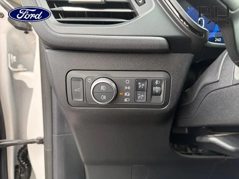Vue rapprochée des commandes d'éclairage côté gauche du tableau de bord du Ford Kuga blanc Premium Platinum 2023.