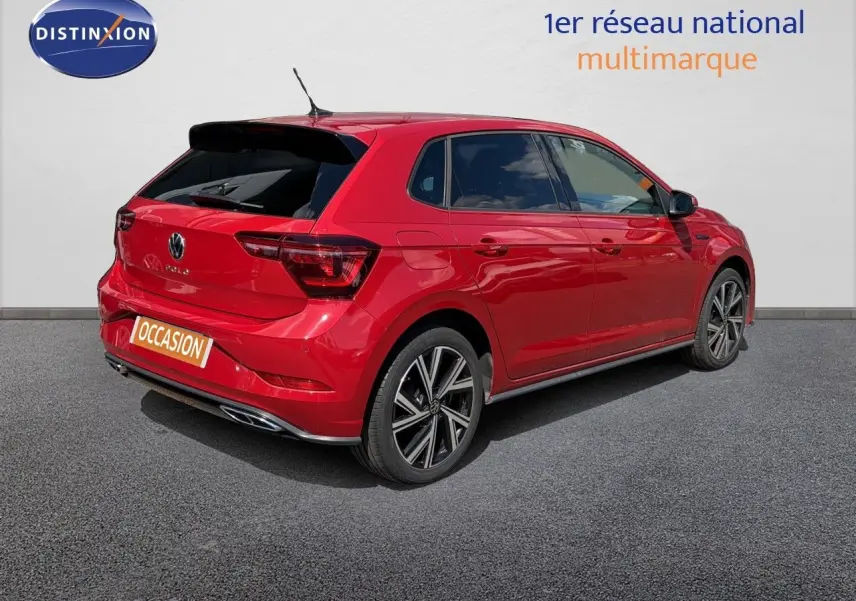 Vue 3/4 arrière droite d'une Volkswagen Polo rouge Roi 2023 finition R-Line avec jantes alliage bicolores.