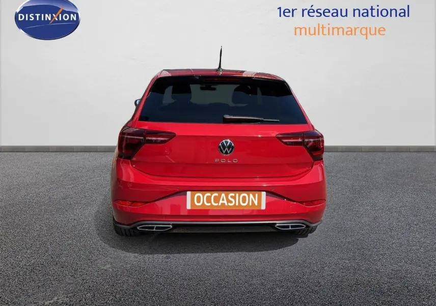 Vue arrière d'une Volkswagen Polo 1.0 TSI 95 R-Line rouge Roi, avec feux arrière LED et double sortie d'échappement.
